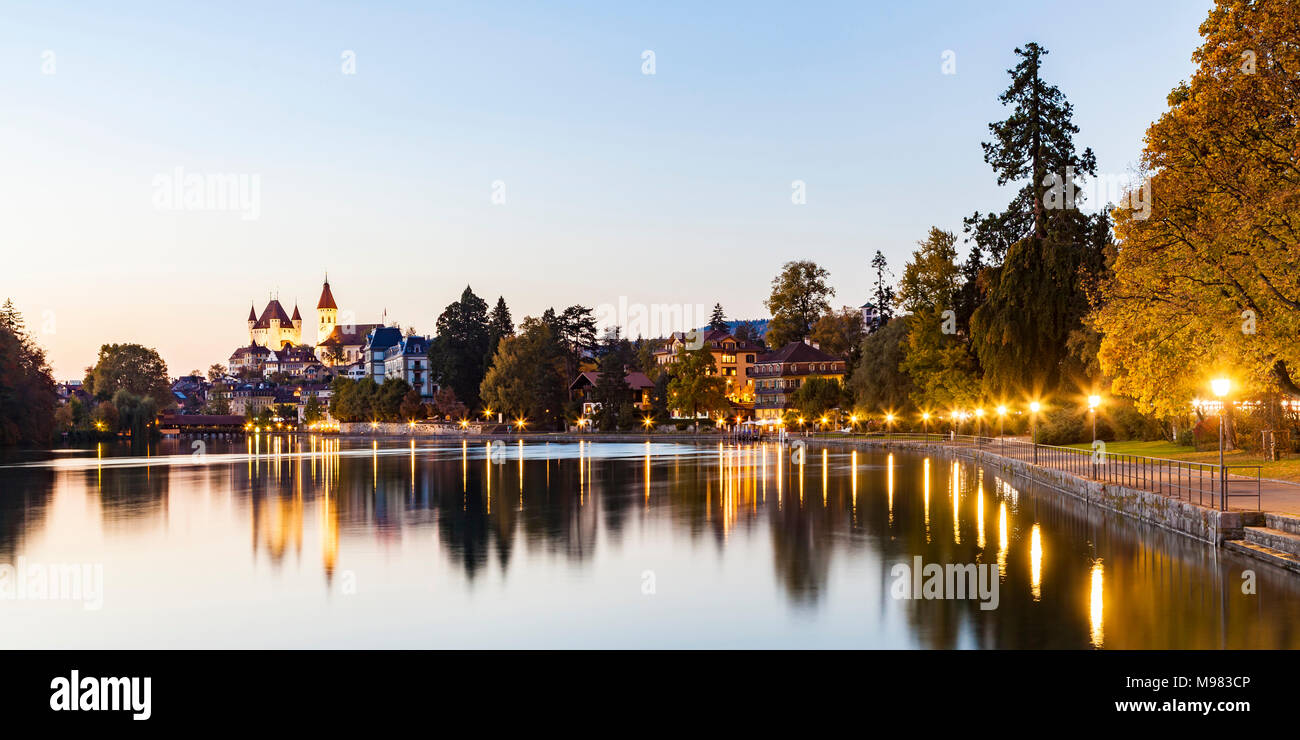 Schweiz, Kanton Bern, Berner Oberland, Thun, Fluss Aare, Altstadt, Aarequai, Thuner Schloss, Schloss, Burg, Stadtkirche Stock Photo