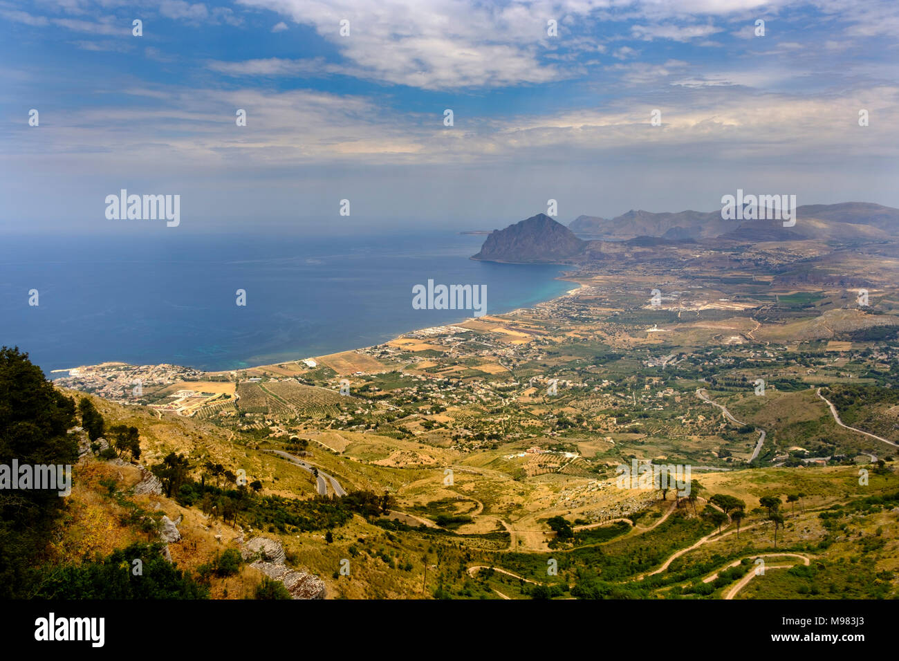 Aussicht über Trapani auf die Küste  und Monte Cofano, von  Erice, Provinz Trapani, Sizilien, Italien Stock Photo