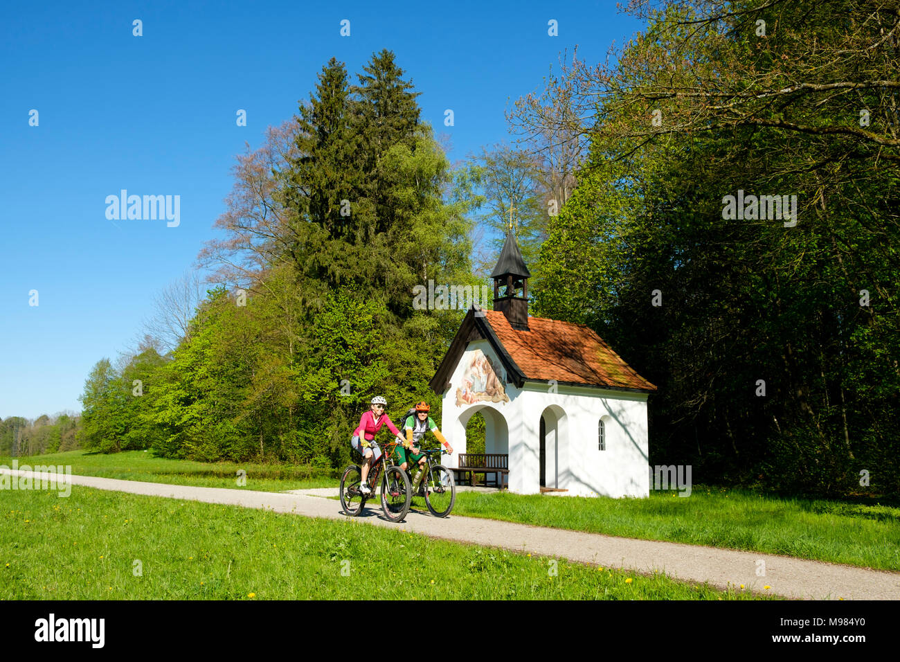 Radtour, Paar beim Fahrrad fahren, Fahrradfahrer vor der Antoniuskapelle, Bad Heilbrunn, Oberbayern, Bayern, Deutschland, Stock Photo