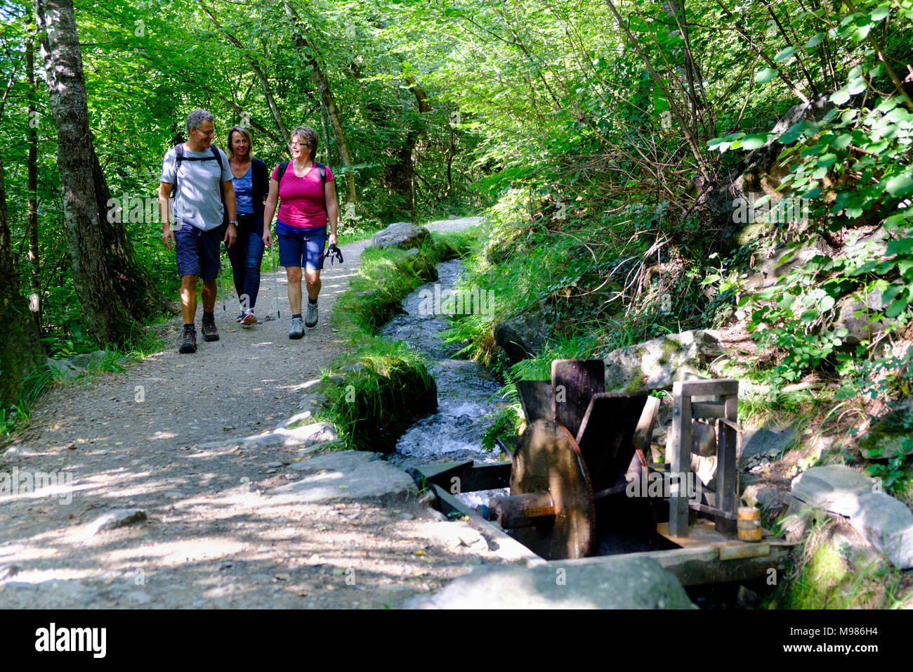 Wanderer am Rablander Waalweg, Rabland, Vinschgau, Südtirol, Italien Stock Photo