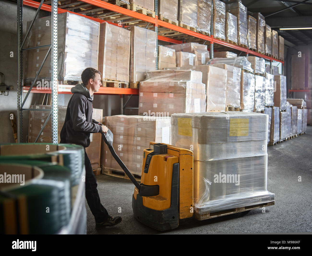 Pallet jack hires stock photography and images Alamy