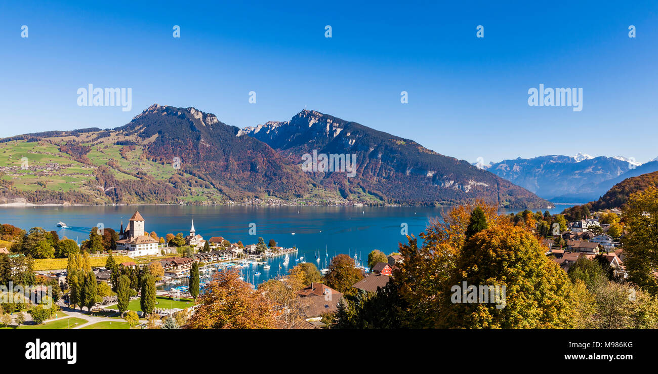 Schweiz, Kanton Bern, Berner Oberland, Thunersee, Spiez, Schloss Spiez, Schweizer Alpen, Boote, Herbst Stock Photo