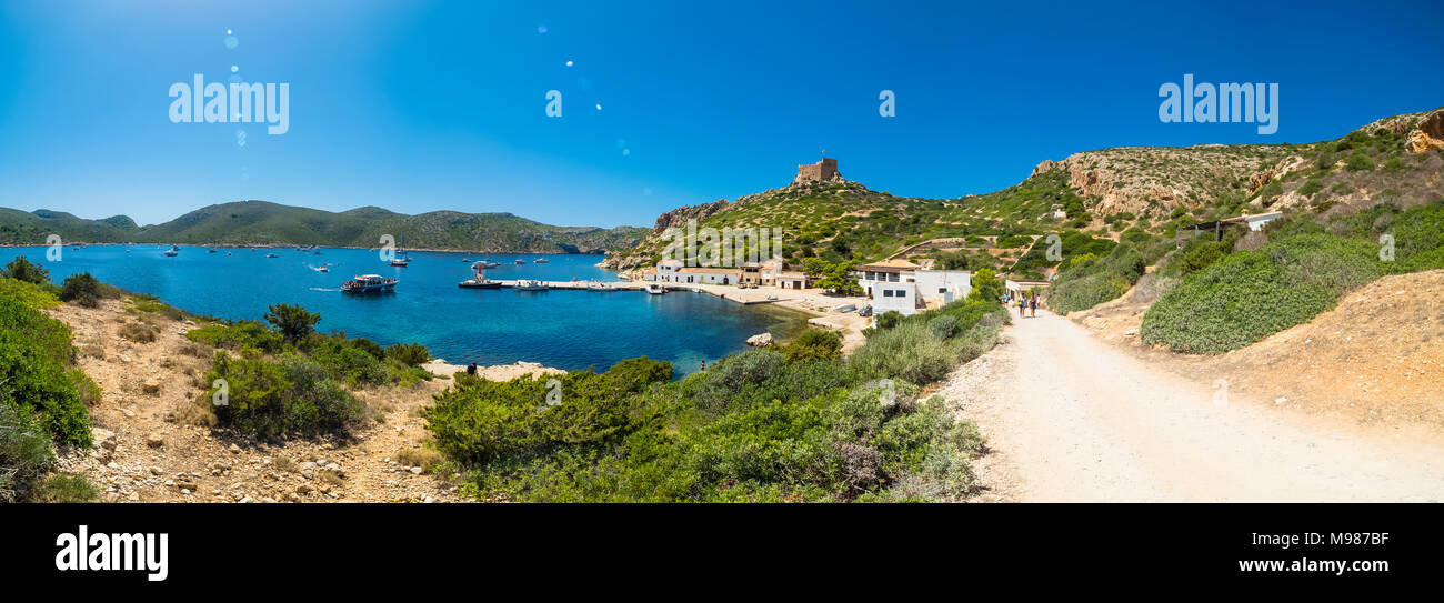 Spanien, Balearen, Mallorca, Colònia de Sant Jordi, Parque Nacional de Cabrera, Cabrera-Nationalpark, Cabrera-Archipel, Ausblick auf Hafen und Burg vo Stock Photo