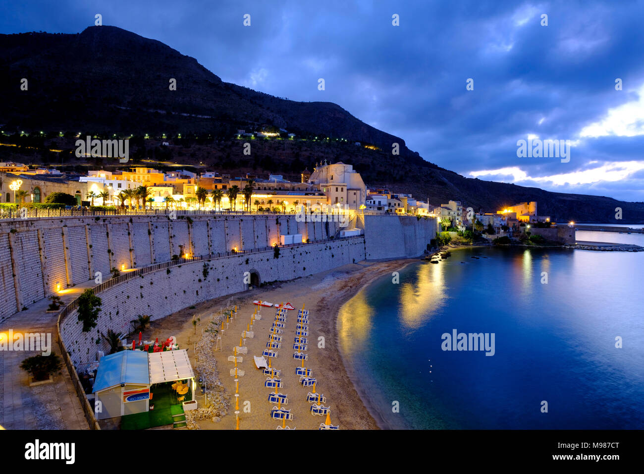 Dämmerung an der Promenade, Castellammare del Golfo, Provinz Trapani, Sizilien, Italien Stock Photo