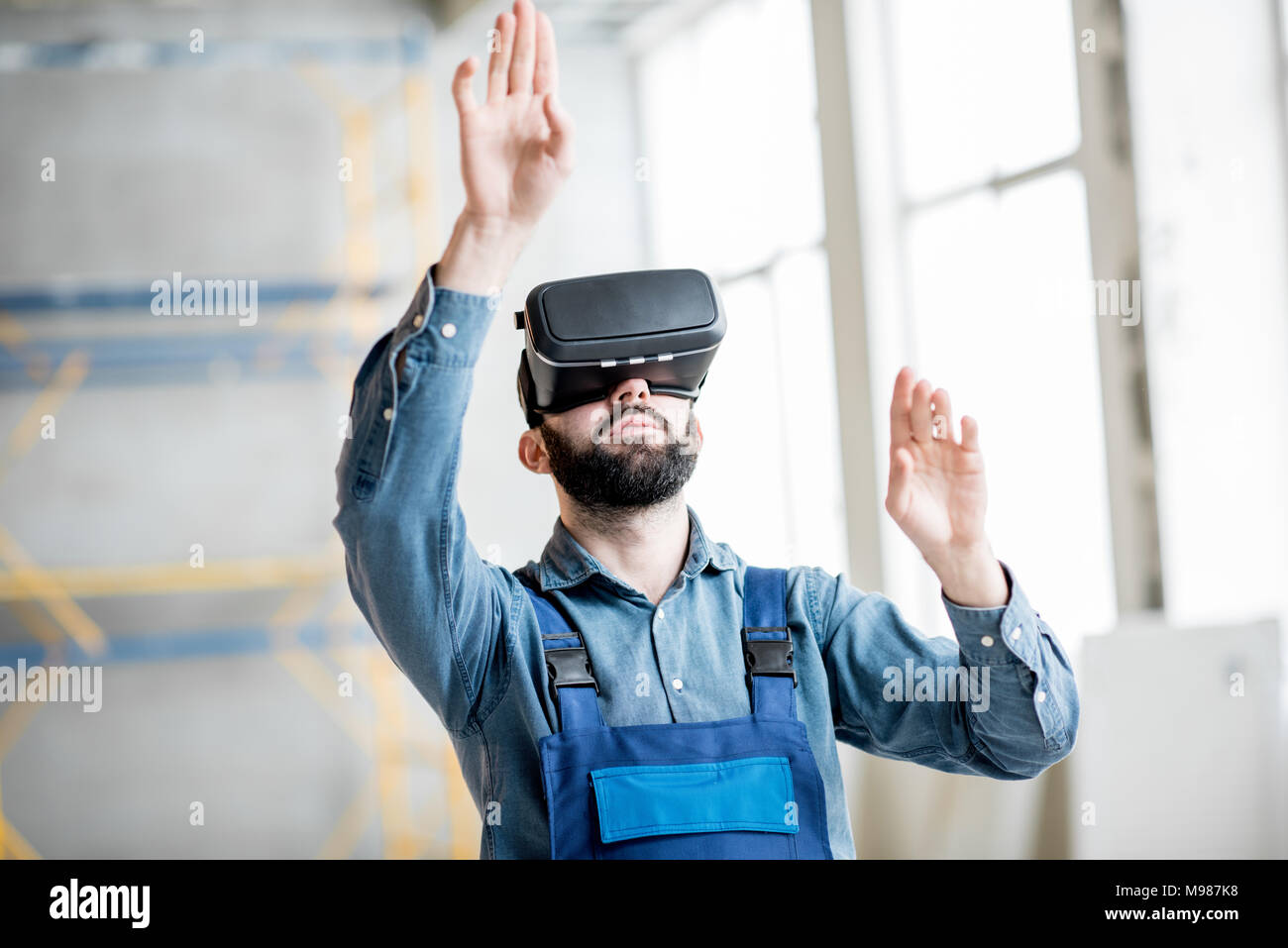 Builder working with VR glasses Stock Photo - Alamy