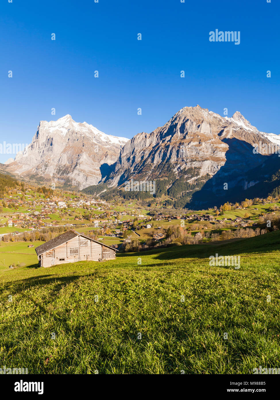Schweiz, Kanton Bern, Berner Oberland, Grindelwald, Wetterhorn, Schreckhorn, Ferienort, Ortsansicht, Bauernhof, Scheune Stock Photo