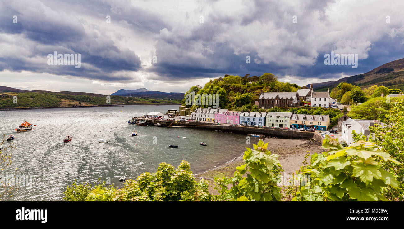 Schottland, Innere Hebriden, Skye, Insel, Isle of Skye, Portree, Stadt, Stadtansicht, Hafen, Fischerboote, Gewitterhimmel Stock Photo