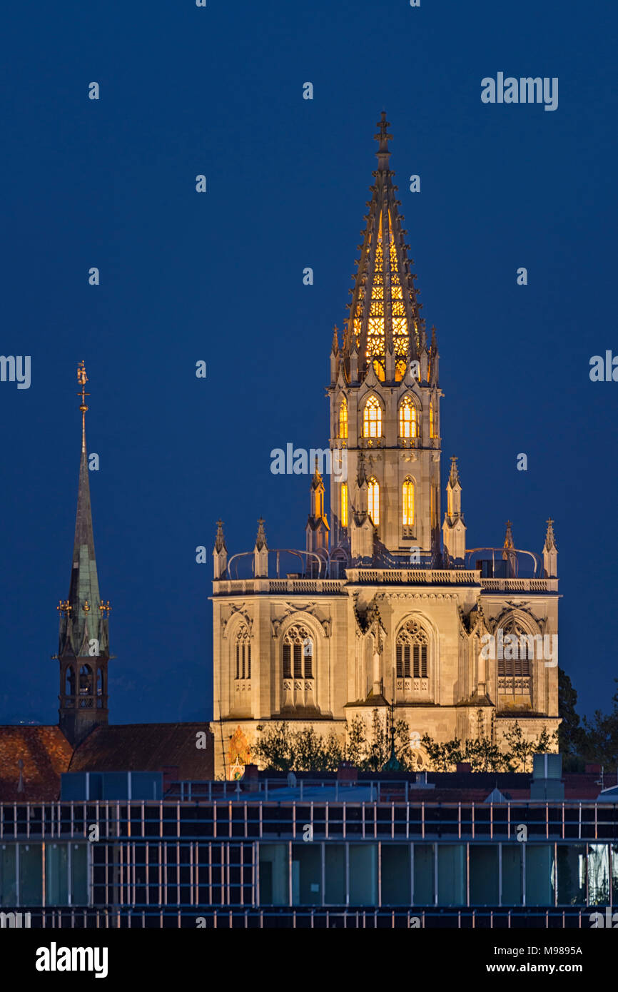 Deutschland, Baden-Württemberg, Bodensee, Konstanz, Münsterturm bei Nacht Stock Photo
