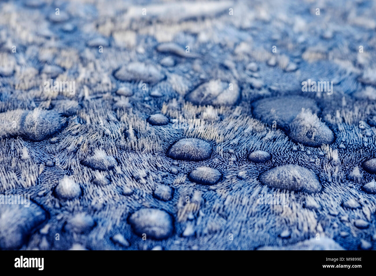 Eiskristalle und gefrorene Wassertropfen auf Auto Stock Photo