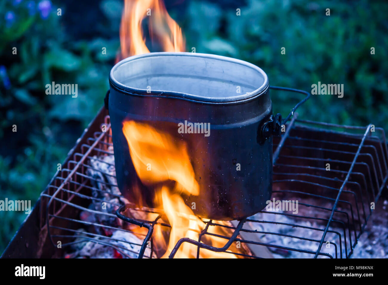 Dutch oven over fire hi-res stock photography and images - Alamy