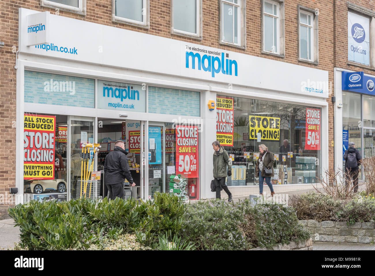 Maplin Plymouth after announcing all stores closing. Metaphor - struggling retailers, high street crisis, company administration, death of high street Stock Photo