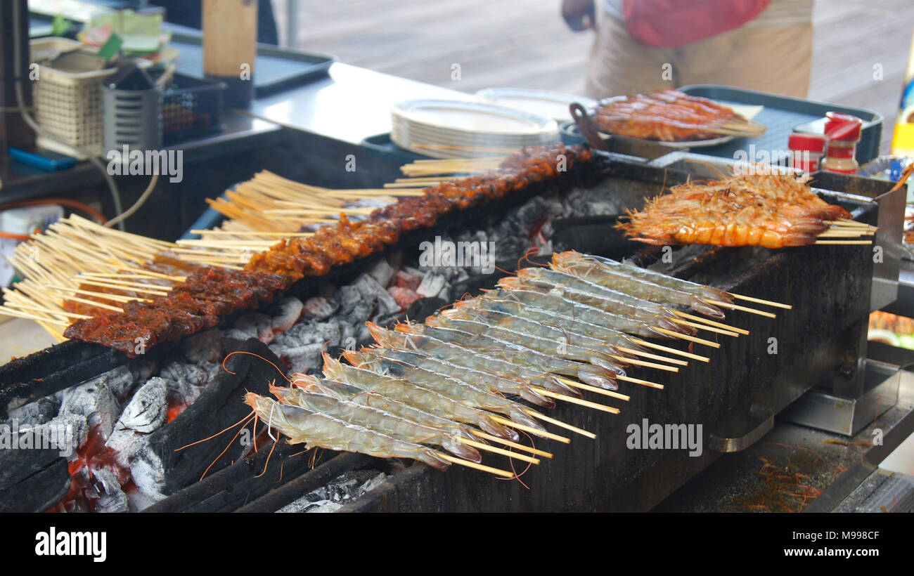 Singapore Apr 3rd 2015 Delicious Tasty Skewers Of Chicken Cook Over Hot Coals In Singapore S Satay Street Food Market Stock Photo Alamy