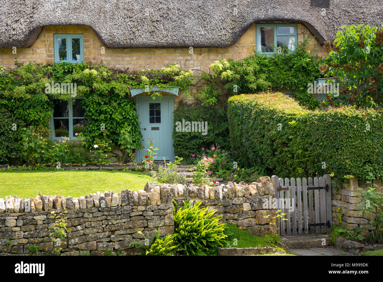 Thatched roof cottage in Chipping-Campden, Gloucestershire, England Stock Photo