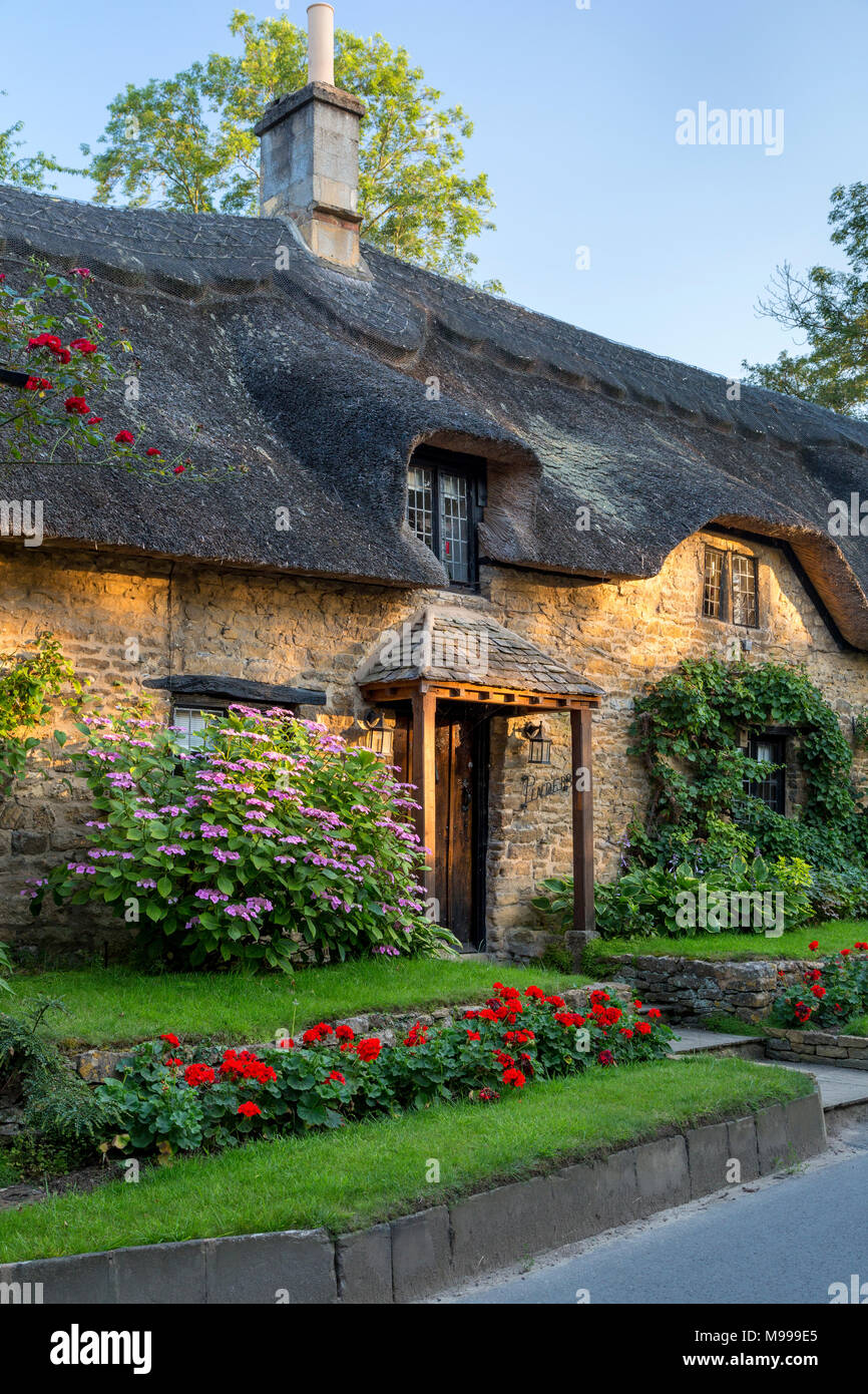 Cotswolds cottage hi-res stock photography and images - Alamy