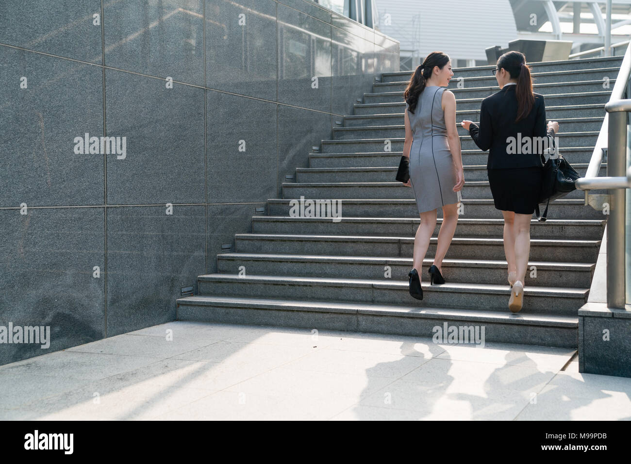 Человек по лестнице вверх. Спускаясь вверх по лестнице. Девочка идет по лестнице вверх. Лестница идущая вниз. Спускаясь вверх по лестнице.