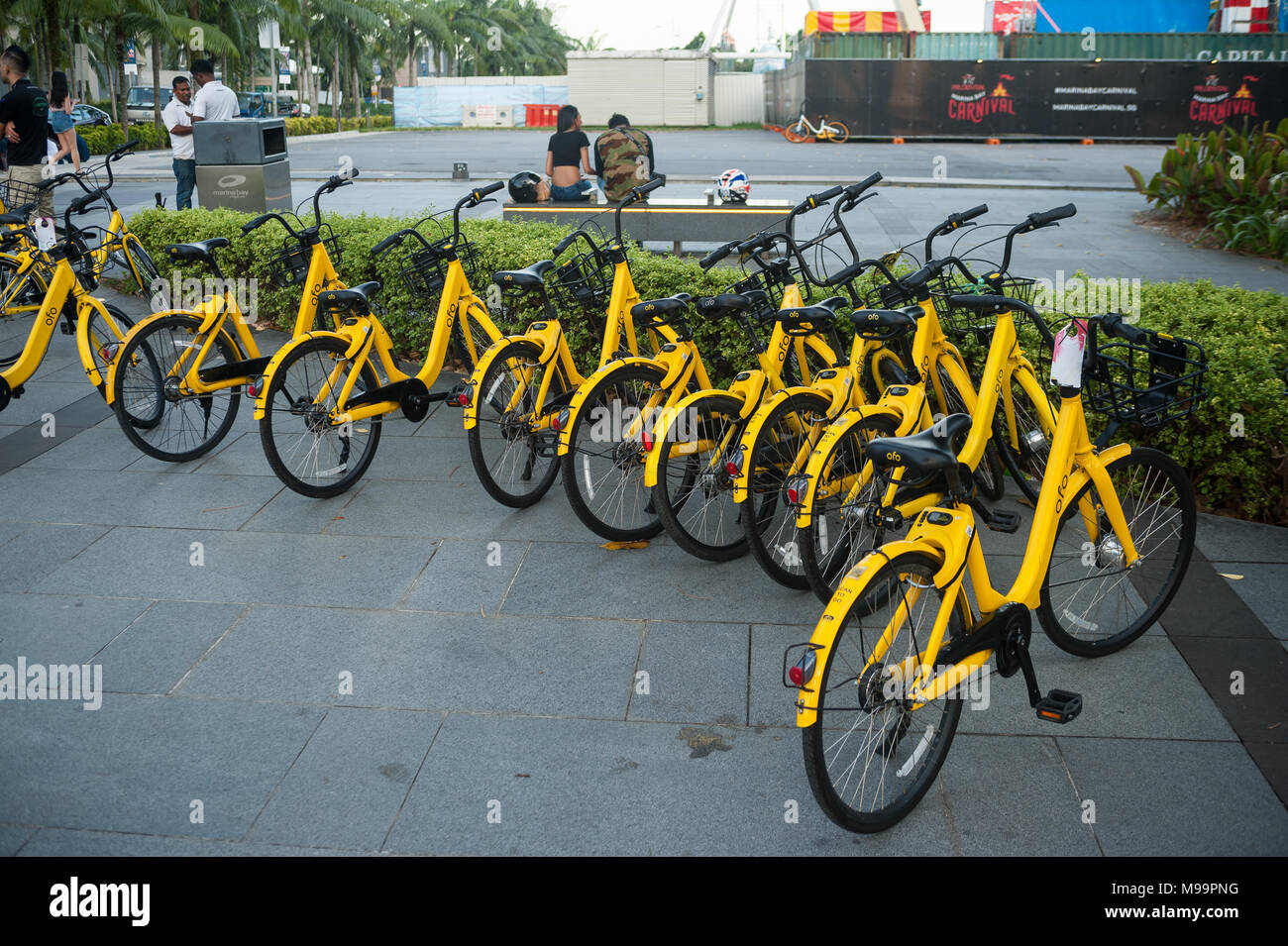 22.03.2018, Singapore, Republic of Singapore, Asia - Parked Ofo rental bikes in Marina Bay. The station-free rental bikes are distributed across town. Stock Photo