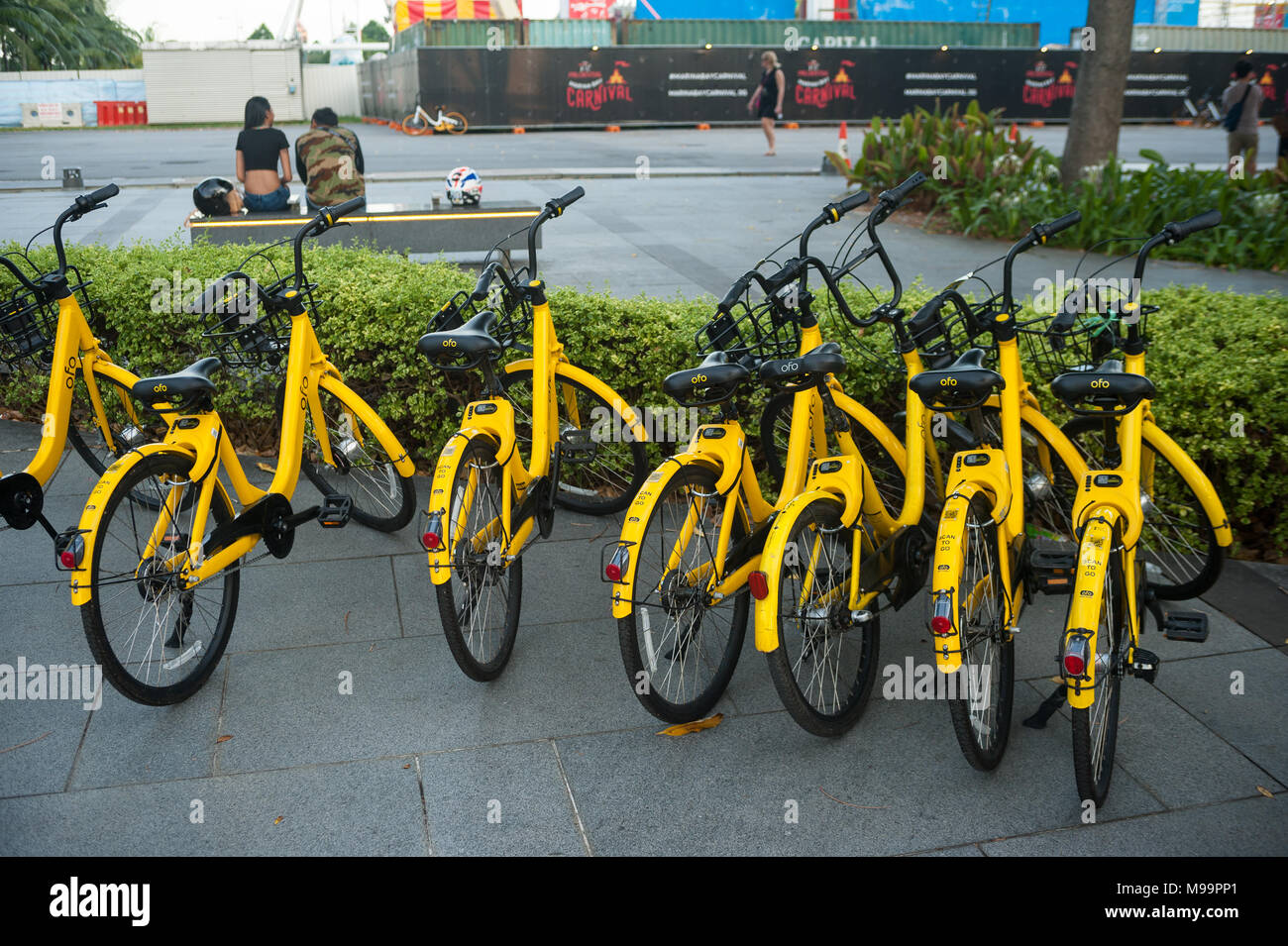 22.03.2018, Singapore, Republic of Singapore, Asia - Parked Ofo rental bikes in Marina Bay. The station-free rental bikes are distributed across town. Stock Photo