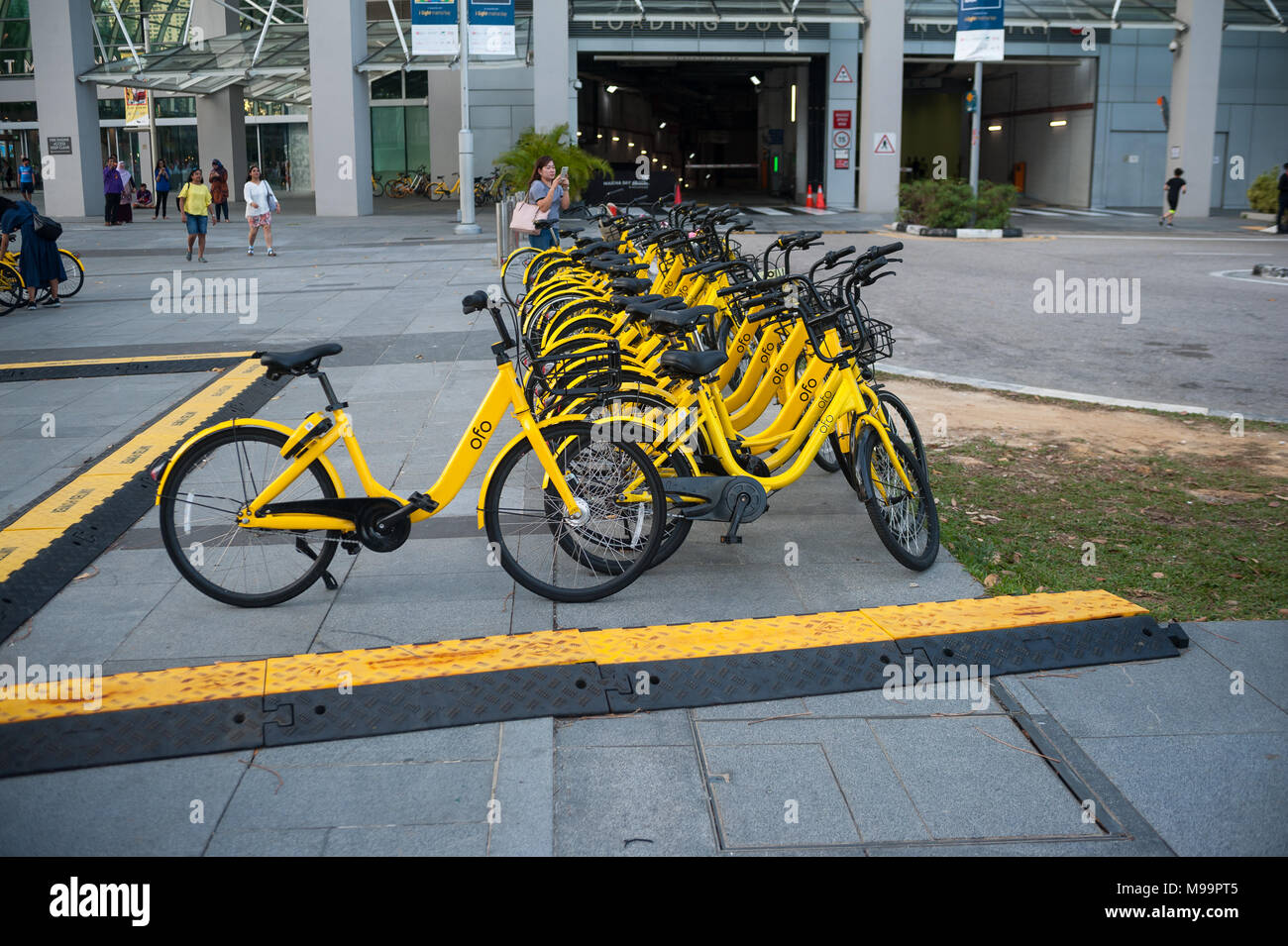 22.03.2018, Singapore, Republic of Singapore, Asia - Parked Ofo rental bikes in Marina Bay. The station-free rental bikes are distributed across town. Stock Photo