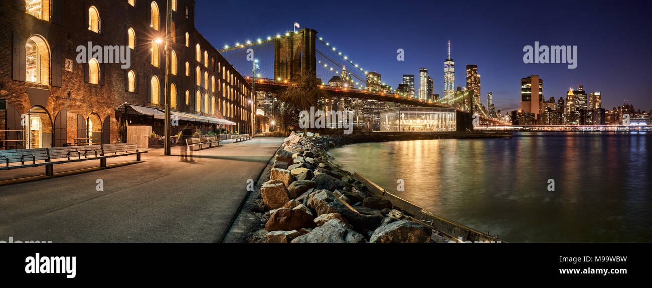 Main Street Park waterfront in evening with view of skyscrapers of Lower Manhattan and the Brooklyn Bridge. Brooklyn, Manhattan, New York City Stock Photo