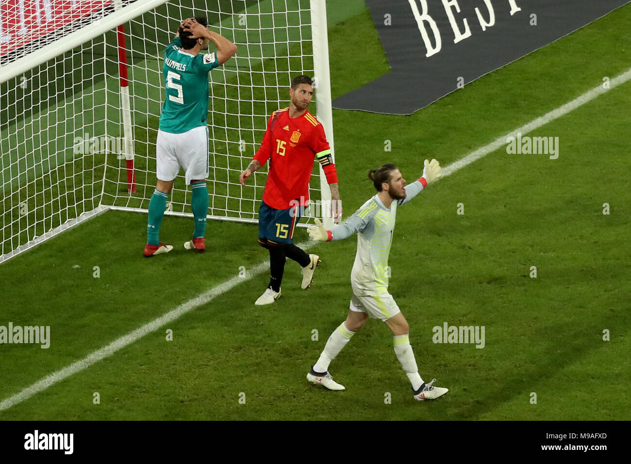 Soccer: Friendly match, Germany vs Spain, 23 March 2018 in the ESPRIT  arena, Duesseldorf, Germany: Spain goalkeeper David De Gea (R) yelling at  his defence, while Germany's Mats Hummels (L) laments himself