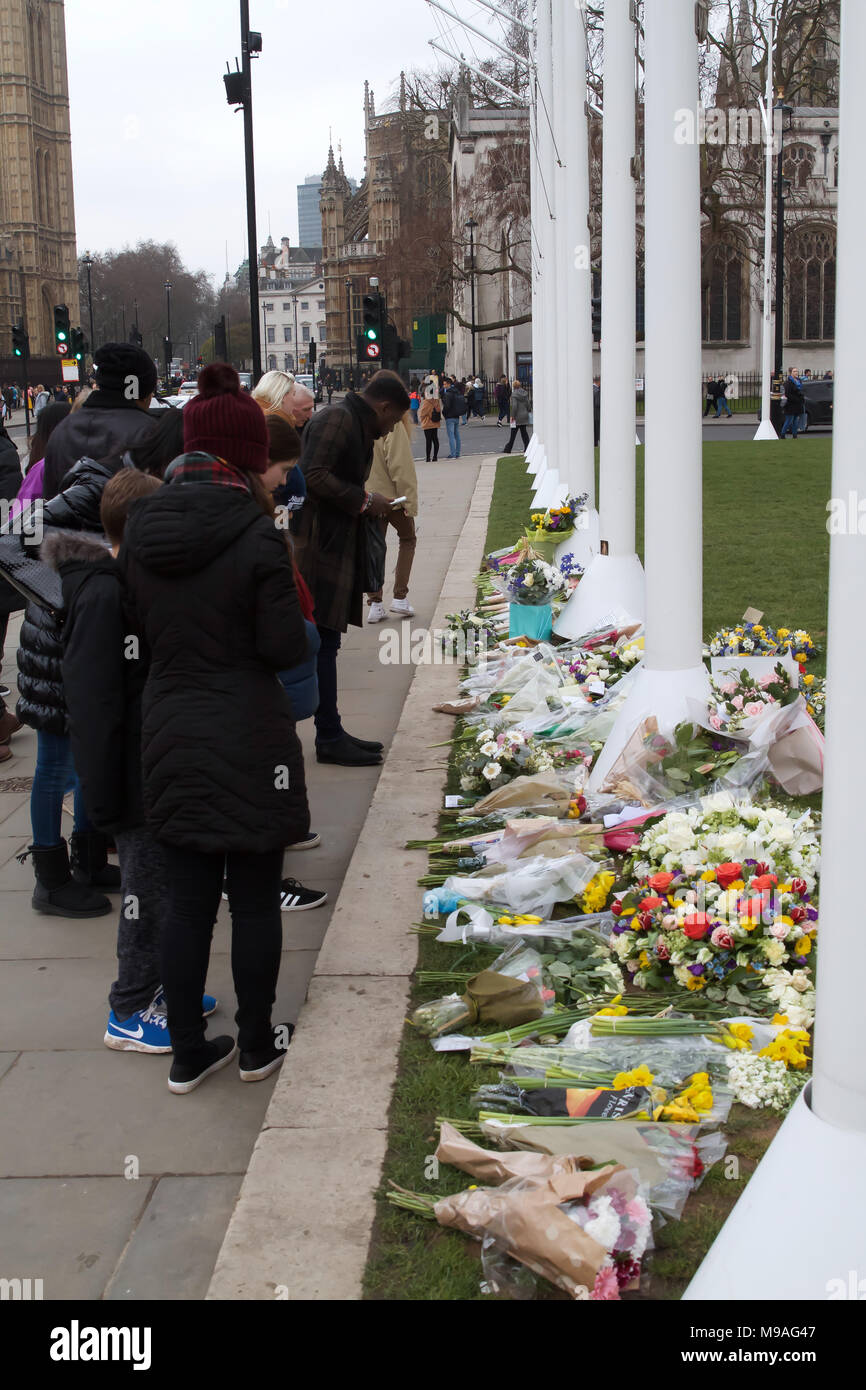 London,UK,24th March 2018, Flowers and tributes left on Parliament Square to remember the people who lost their lives a year ago on Westminster bridge and in front of the Houses of Parliament. Credit Keith Larby/Alamy Live News Stock Photo