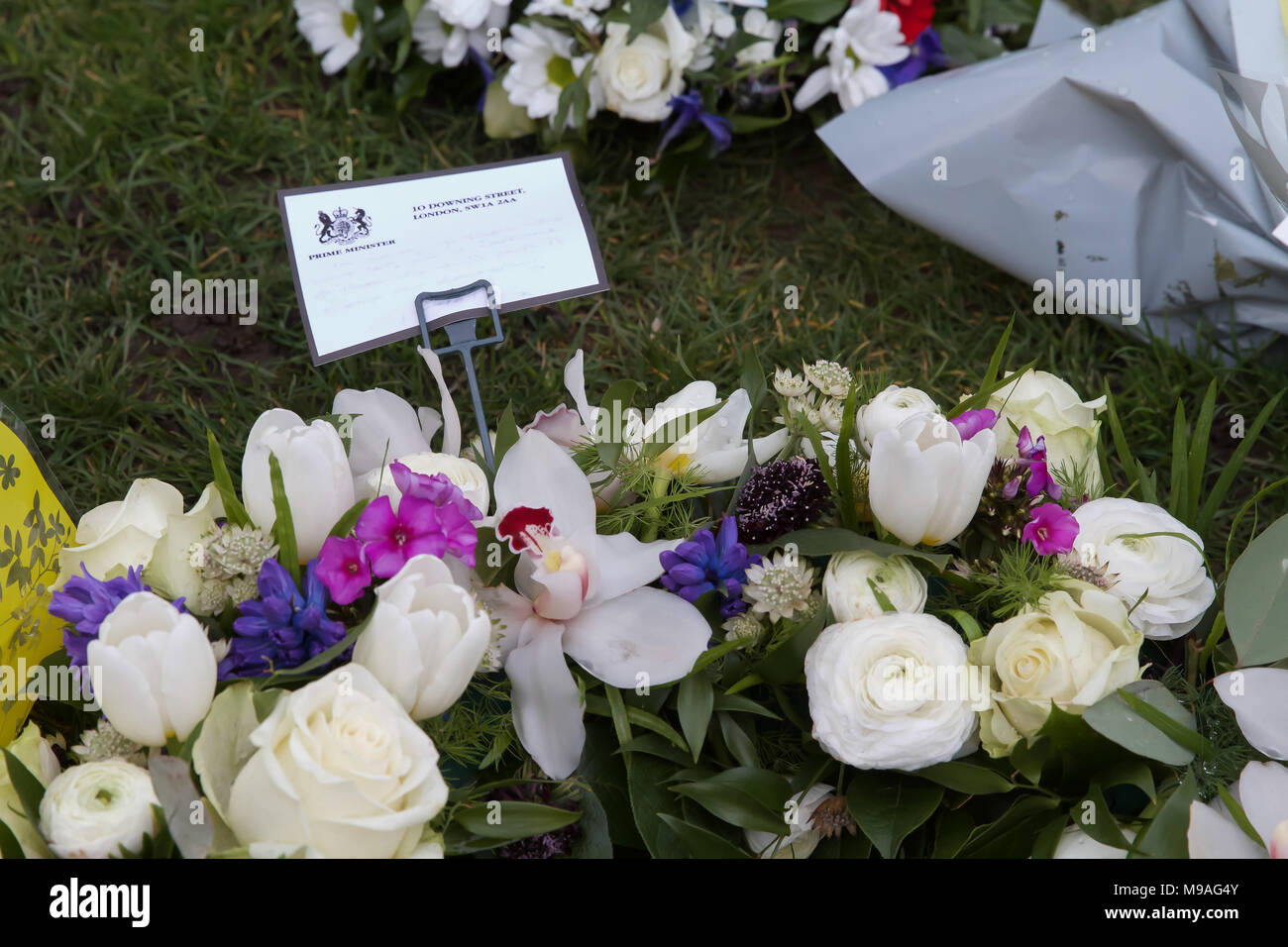London,UK,24th March 2018, Flowers and tributes left on Parliament Square to remember the people who lost their lives a year ago on Westminster bridge and in front of the Houses of Parliament. Credit Keith Larby/Alamy Live News Stock Photo