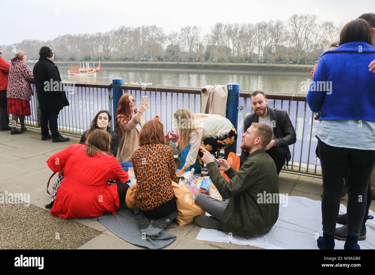 London UK. 24th March 2018.  Crowds gather on Putney embankment to watch the university boat race Credit: amer ghazzal/Alamy Live News Stock Photo