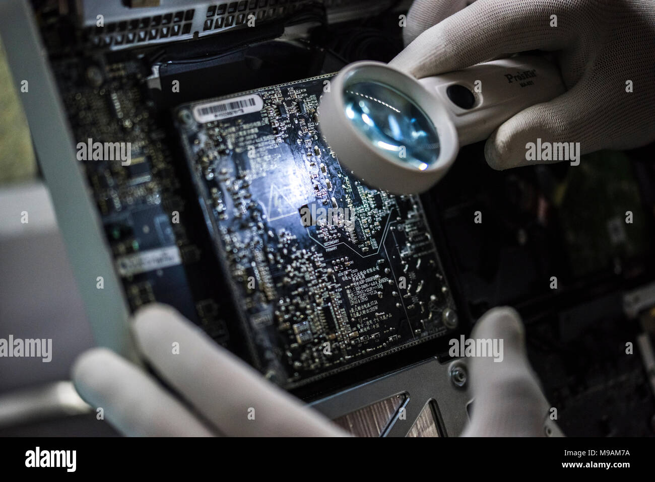 Magnifying glass computer screen hi-res stock photography and images ...