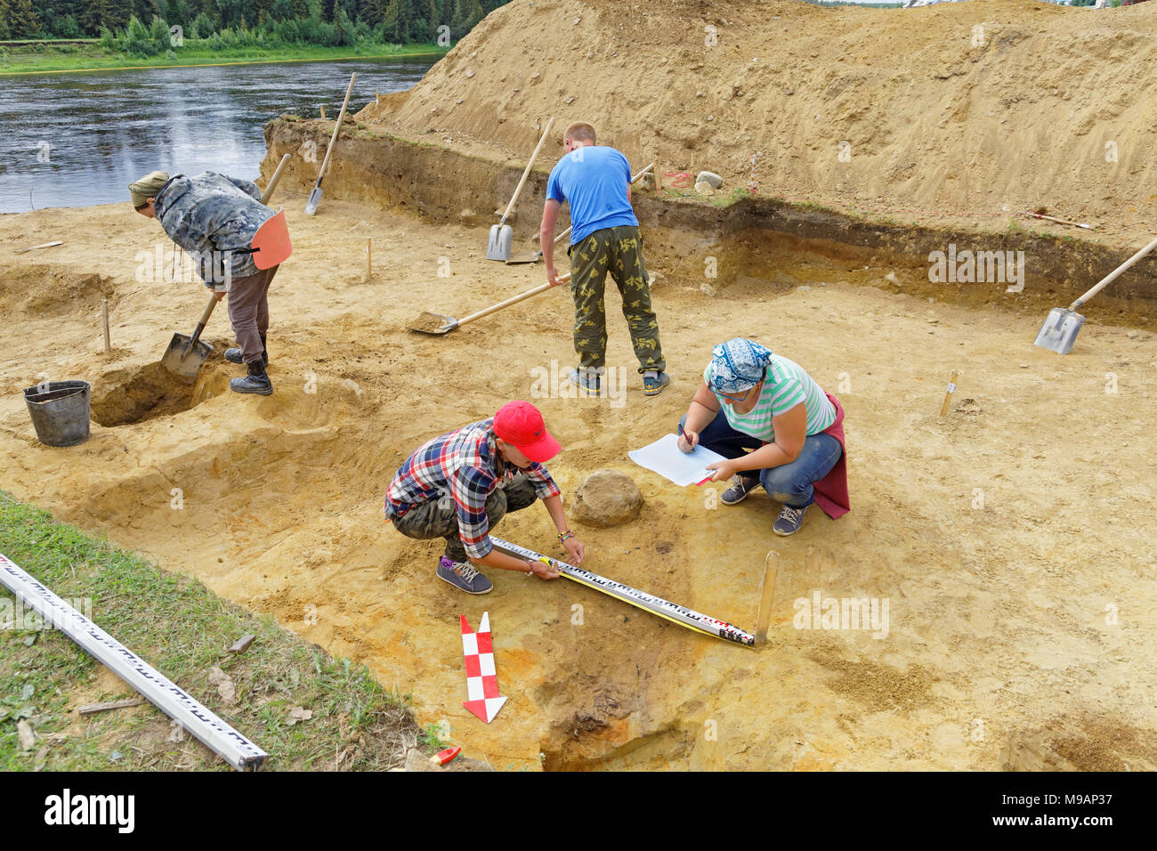Archaeology dig sit team hi-res stock photography and images - Alamy