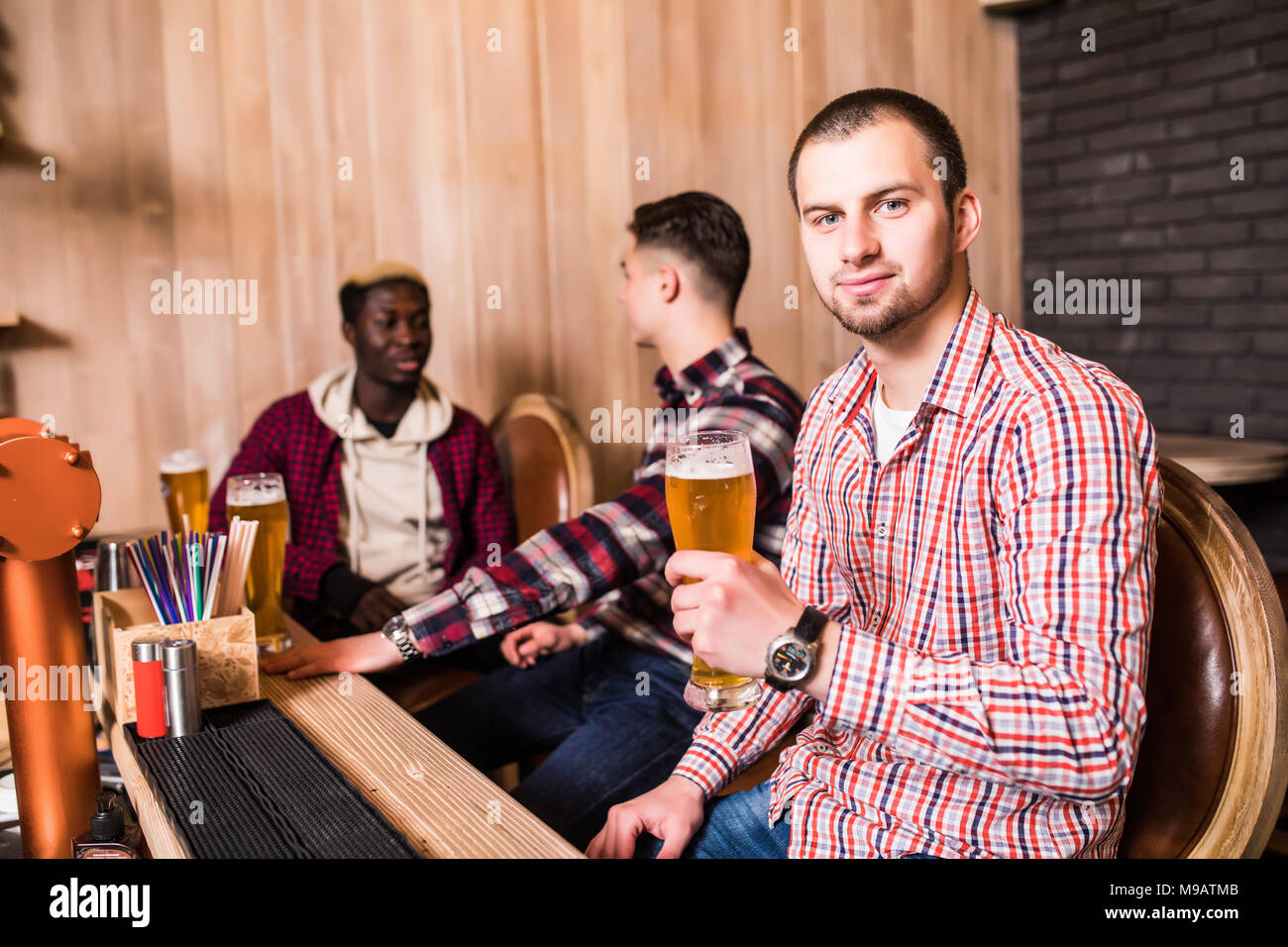 Hand holding two bottles beer hi-res stock photography and images - Alamy