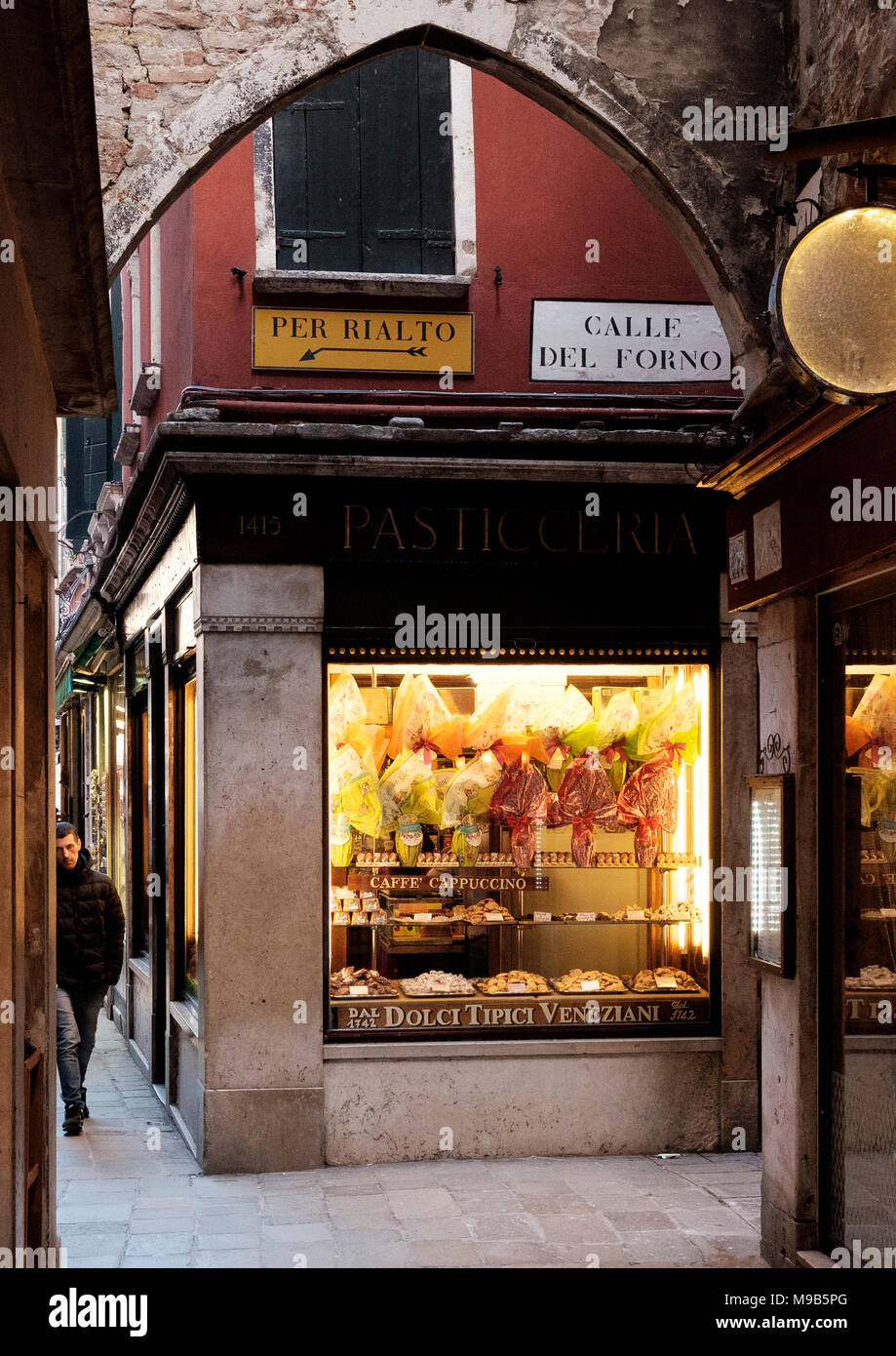 The arch is on Calle de Meloni. The Pasticceria on Calle de Forno, San  Polo, Venice Stock Photo - Alamy