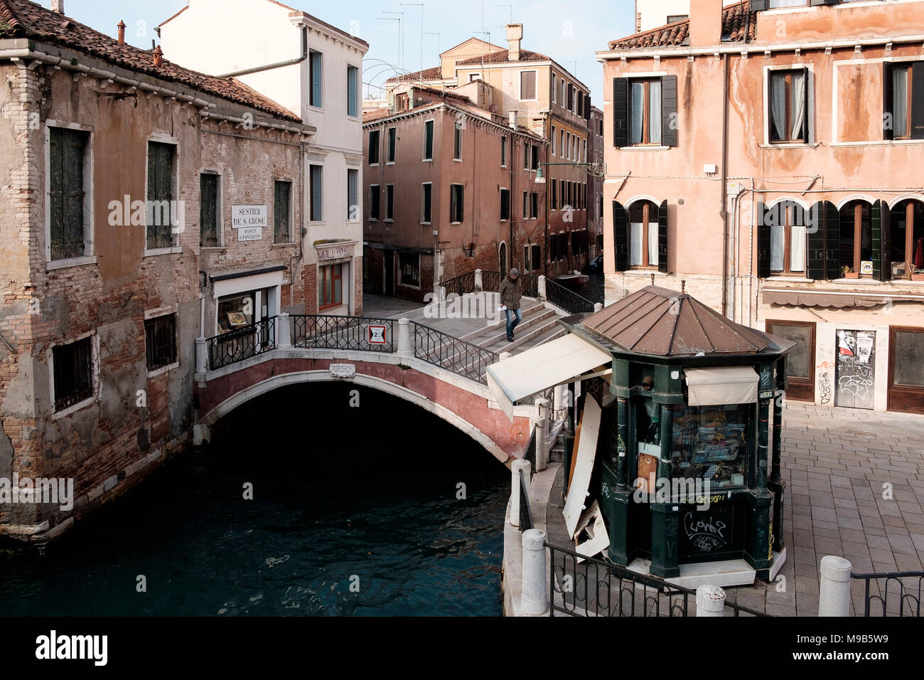 Bridge at Campo san Pantalon, Dorsoduro, Venice Stock Photo - Alamy