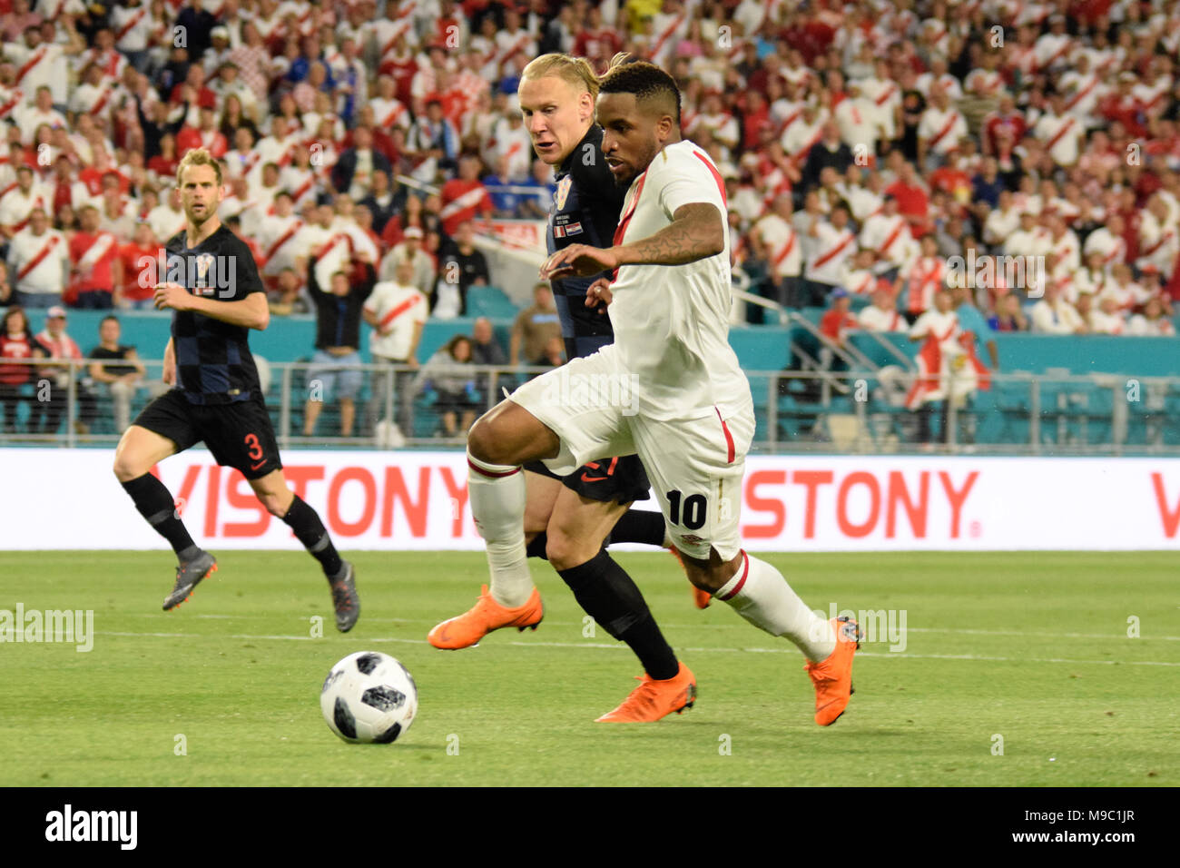 Miami, Florida, USA. 23rd Mar, 2018. Edison Flores against attack against Domagoj Vida who could not contain it and thus scored the second goal for the Peruvian team.The Croatian national football team played a friendly match against Peru on 23rd March 2018. Credit: Fernando Oduber/SOPA Images/ZUMA Wire/Alamy Live News Stock Photo