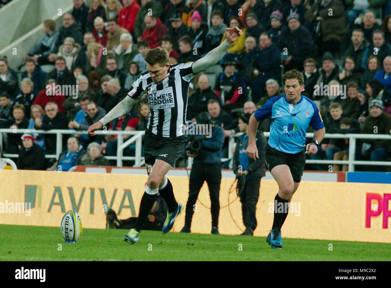 Newcastle upon Tyne, England, 24 March 2018. Toby Flood kicking a penalty for Newcastle Falcons against Northampton Saints in the AVIVA Premiership “Big One” at St James Park, Newcastle upon Tyne. The referee is J P Doyle. Credit: Colin Edwards/Alamy Live News. Stock Photo