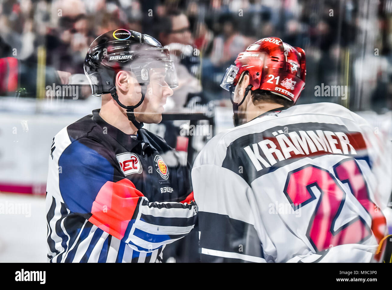 Nurenberg, Germany 24 Mar 2018. DEL Playoffs Viertelfinale, Spiel 5 - Thomas Sabo Ice Tigers vs. Kšlner Haie - Image: Referee interfering with a potential fight after Nicolas KrŠmmer (Kšlner Haie, #21) is upset after being hit into the board from behind.  Foto: Ryan Evans Credit: Ryan Evans/Alamy Live News Stock Photo