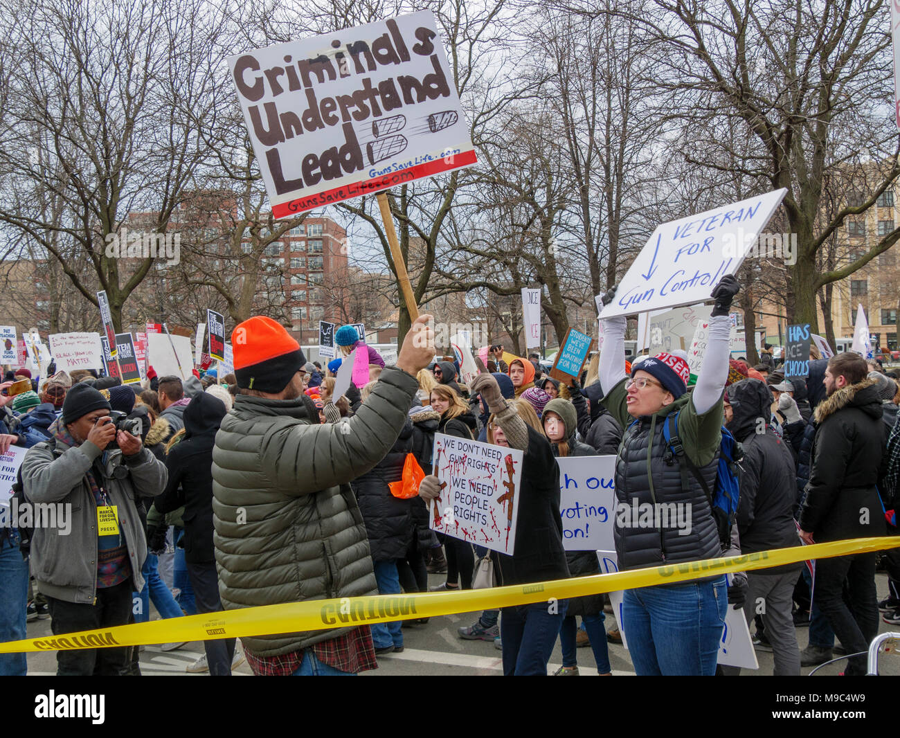 Chicago, Illinois, USA. 24th March 2018. Gun regulation advocates confront a pro-gun counter protester at today's March for Our Lives protest in this Midwestern city. Thousands of gun regulation protestors marched in support of increased gun regulation in the USA. Stock Photo