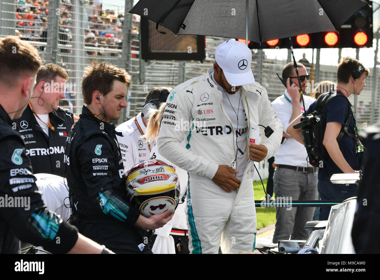 Albert Park, Melbourne, Australia. 25th Mar, 2018. Lewis Hamilton (GBR) #44 from the Mercedes AMG Petronas Motorsport team puts on his race suit on the grid prior to the start of the 2018 Australian Formula One Grand Prix at Albert Park, Melbourne, Australia. Sydney Low/Cal Sport Media/Alamy Live News Stock Photo