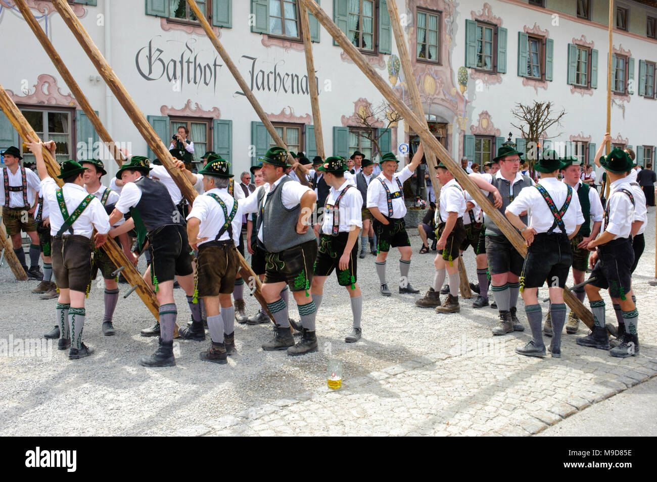 Maibaum aufstellen in der Jachenau als Tradition Stock Photo