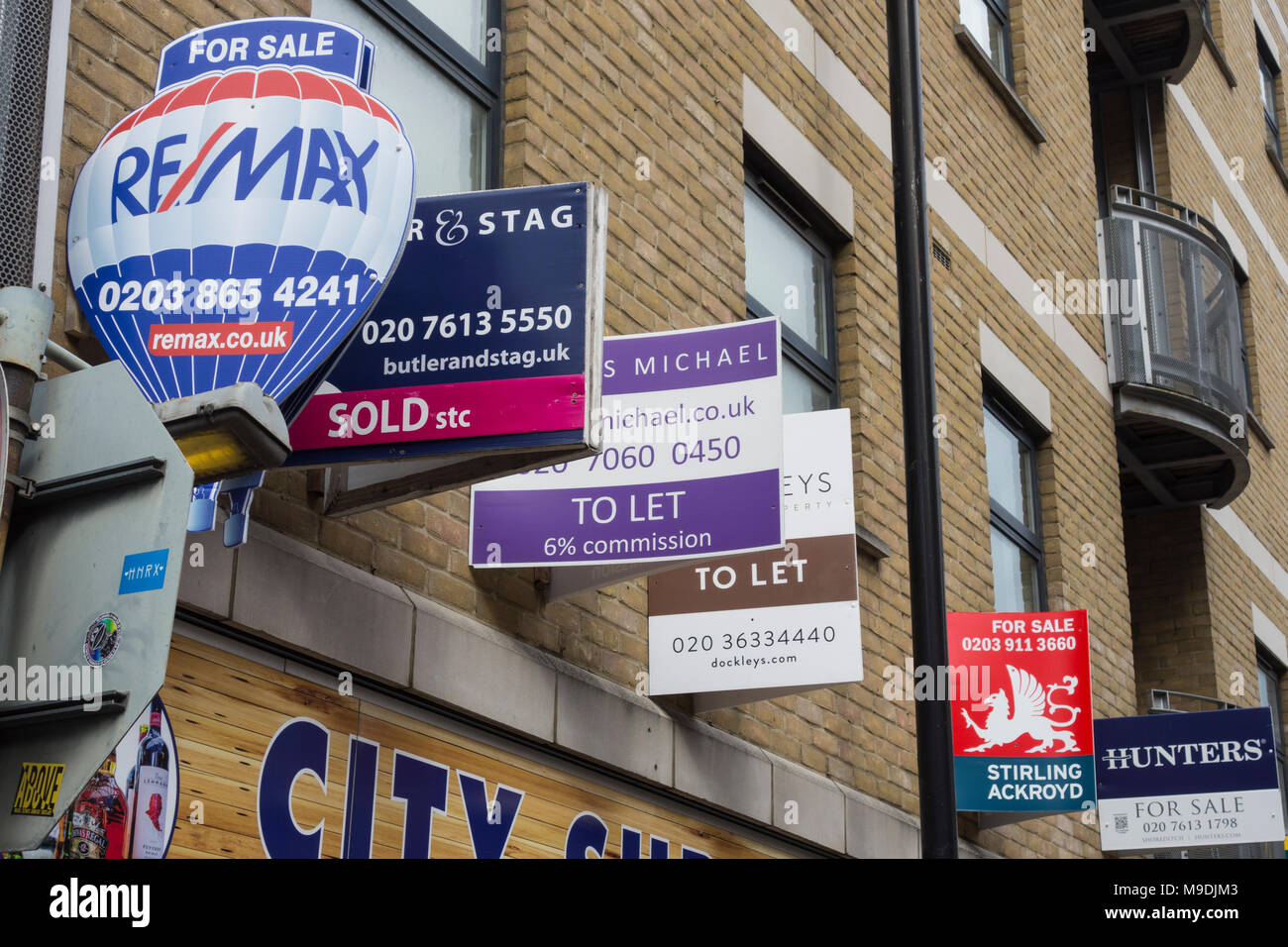 For Sale and To Let signs in Shoreditch, in London's East End. Stock Photo