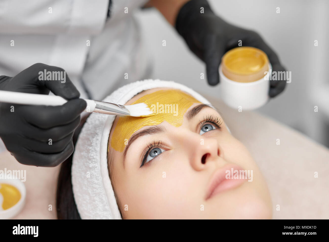 Procedures at beauty salon hi-res stock photography and images - Alamy