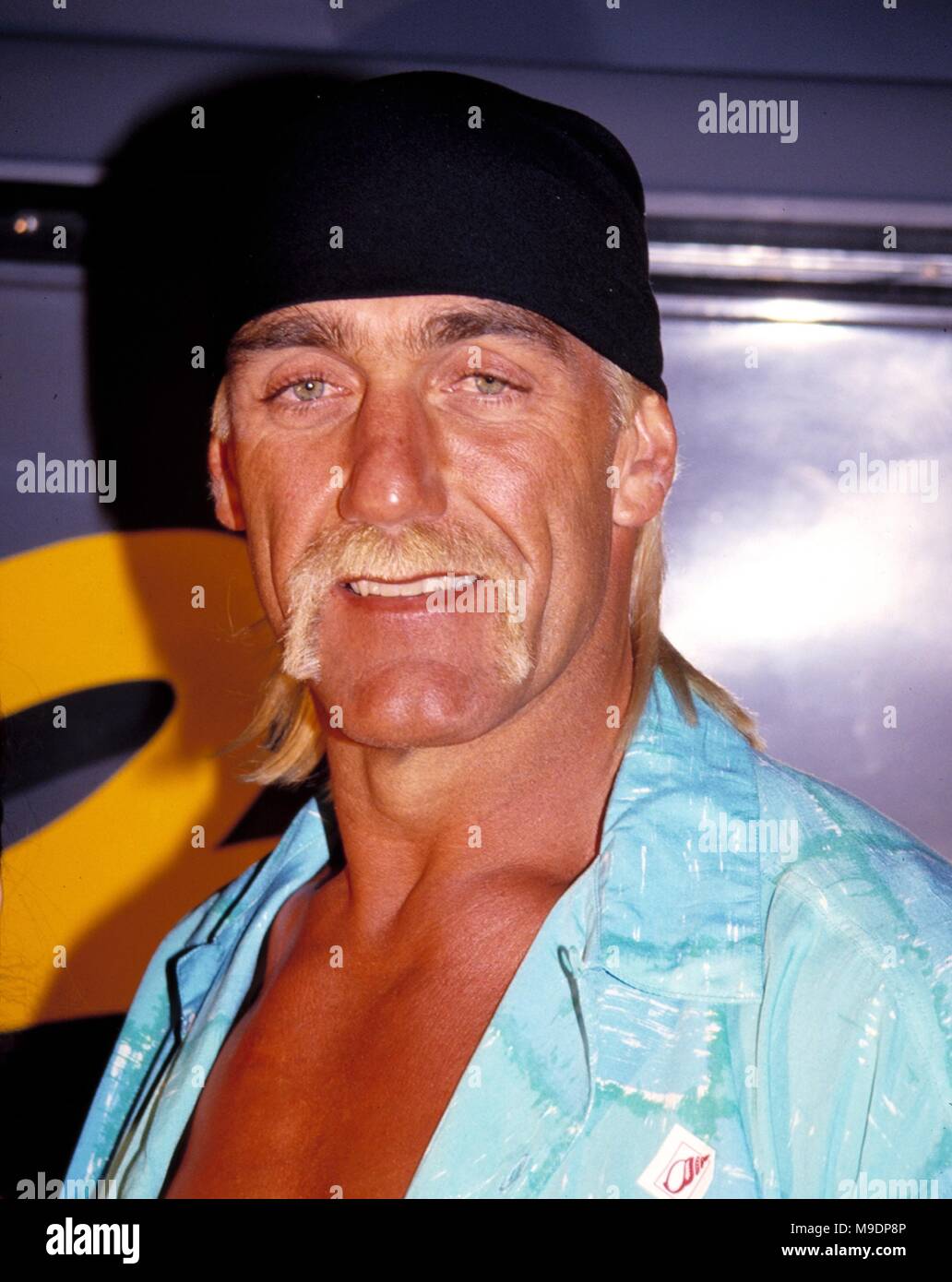 HULK HOGAN JAN. 1994 WITH HIS WIFE N.A.T.P.E. TV CONVENTION MIAMI ...