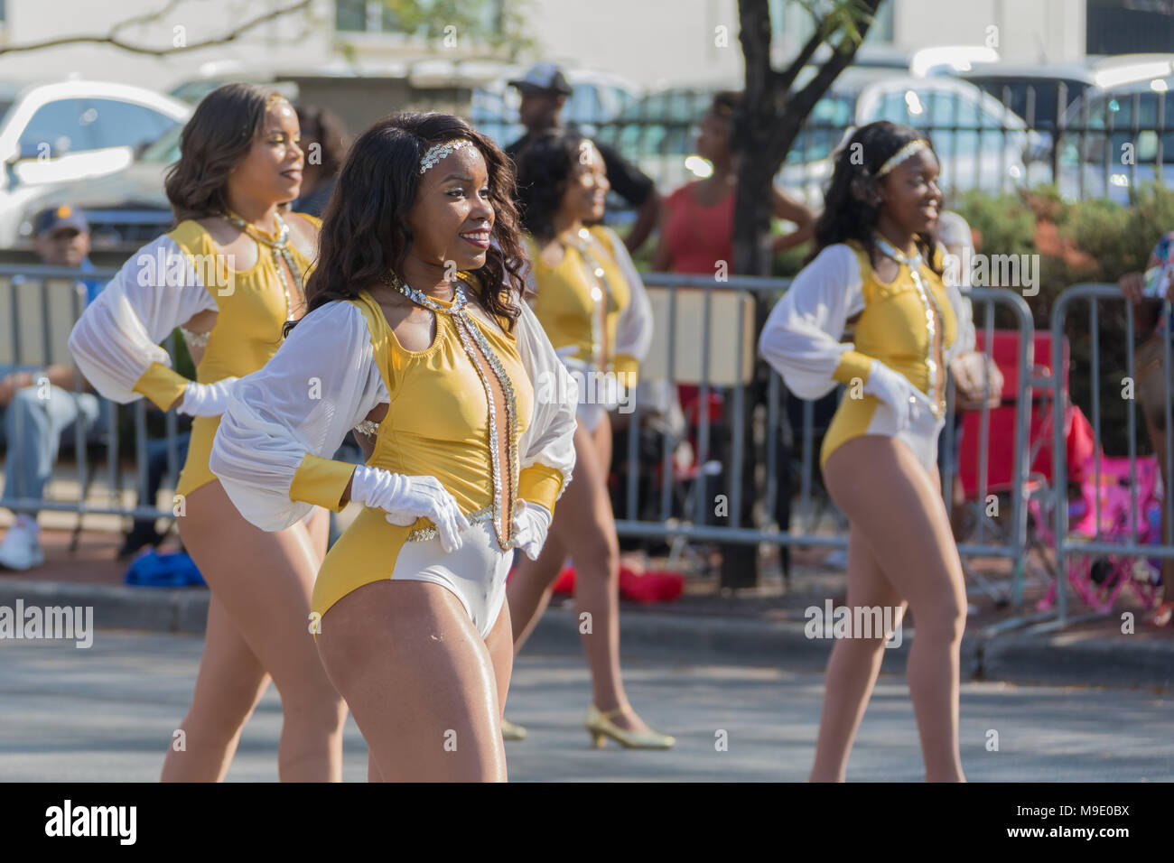 Indianapolis Colts Cheerleaders wow crowd during Cardinals game