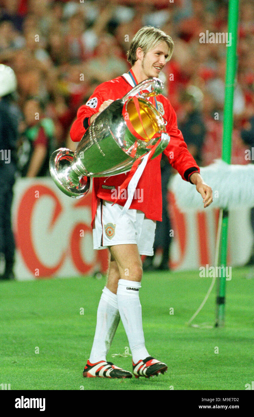 Stadium Camp Nou, Barcelona, Spain 26.5.1999 UEFA Champions League Final : Manchester  United vs FC Bayern Munich 2:1 --- David Beckham ( ManU) with the cup Stock  Photo - Alamy