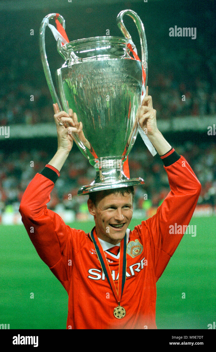 Stadium Camp Nou, Barcelona, Spain 26.5.1999 UEFA Champions League Final :  Manchester United vs  FC Bayern Munich 2:1 --- Teddy SHERINGHAM (ManU) raises the trophy Stock Photo