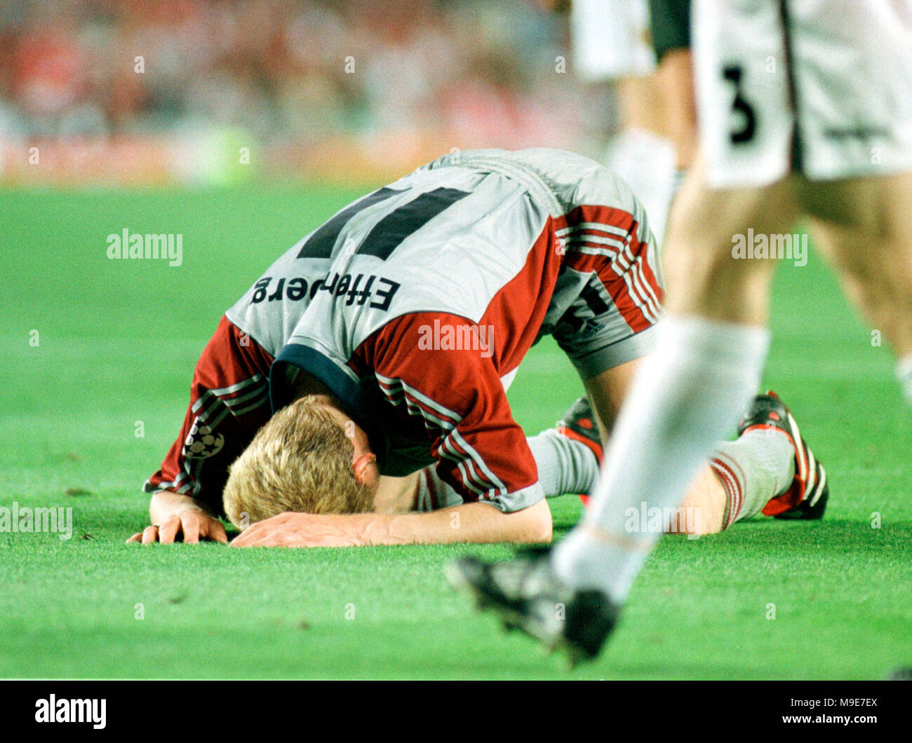 Stadium Camp Nou, Barcelona, Spain 26.5.1999 UEFA Champions League Final :  Manchester United vs  FC Bayern Munich 2:1 --- Stefan Effenberg (Bayern) frustrated on the pitch Stock Photo