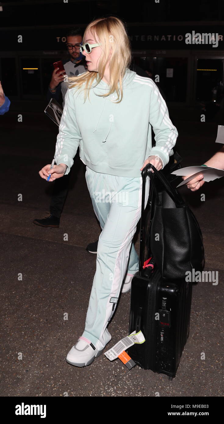 Photo : Elle Fanning à l'aéroport LAX de Los Angeles, porte un
