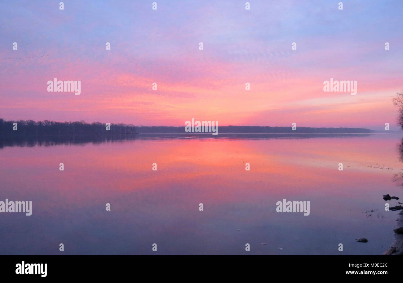 Sunrise over mississippi river hi-res stock photography and images - Alamy