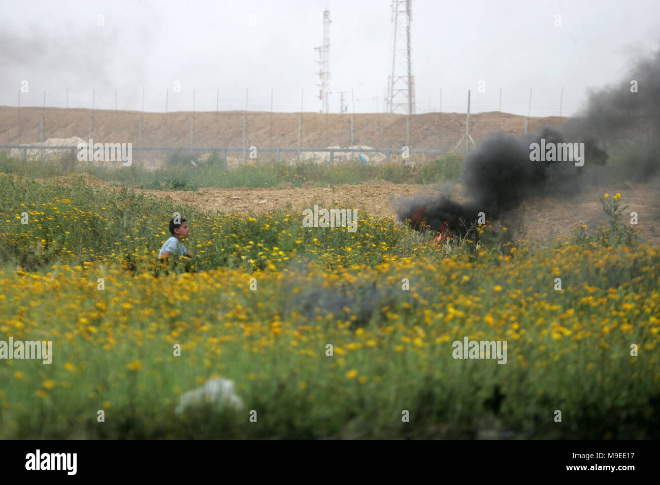 Gaza, Palestinian territories. 23rd march, 2018.   A Palestinian demonstrators hurls stones at Israeli troops during clashes with Israeli troops near  Stock Photo