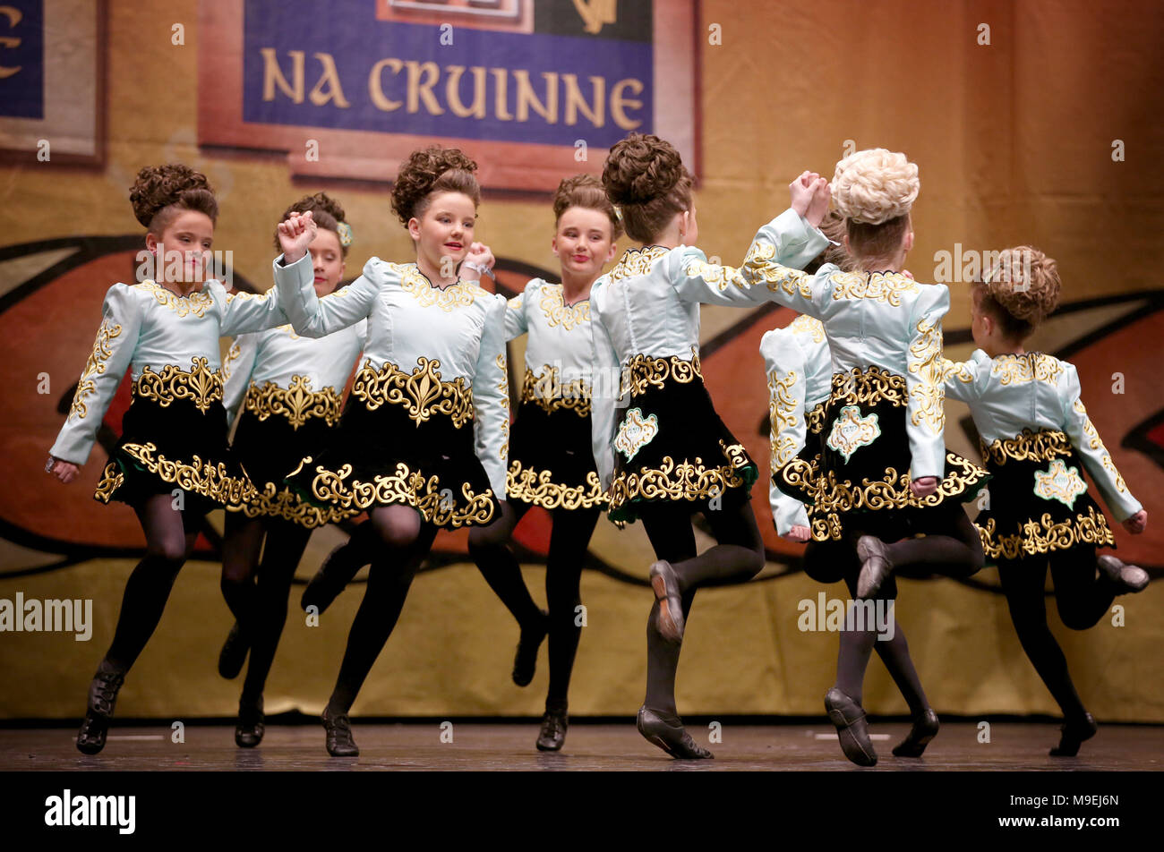 Girls irish dancing hires stock photography and images Alamy