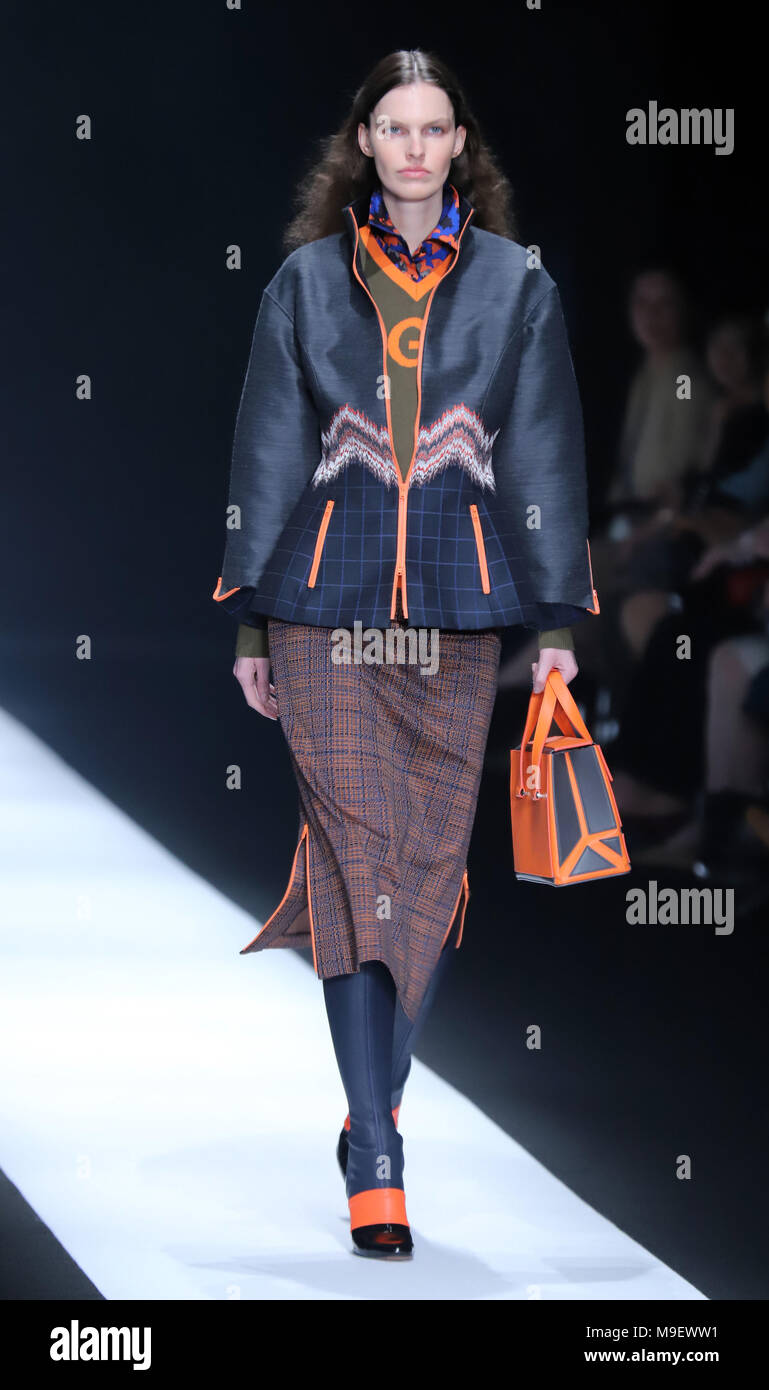 Tokyo, Japan. 20th Mar, 2018. A model displays a creation of Japanese designer Tae Ashida at her 2018 autumn/winter collection in Tokyo as a part of Fashion Week Tokyo on Friday, March 23, 2018. Credit: Yoshio Tsunoda/AFLO/Alamy Live News Stock Photo